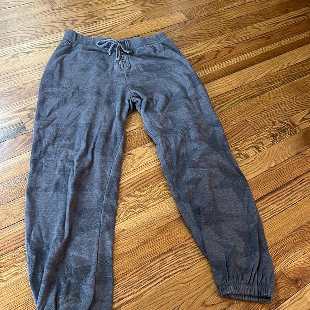 LIGHTLY WORN SWEATPANTS